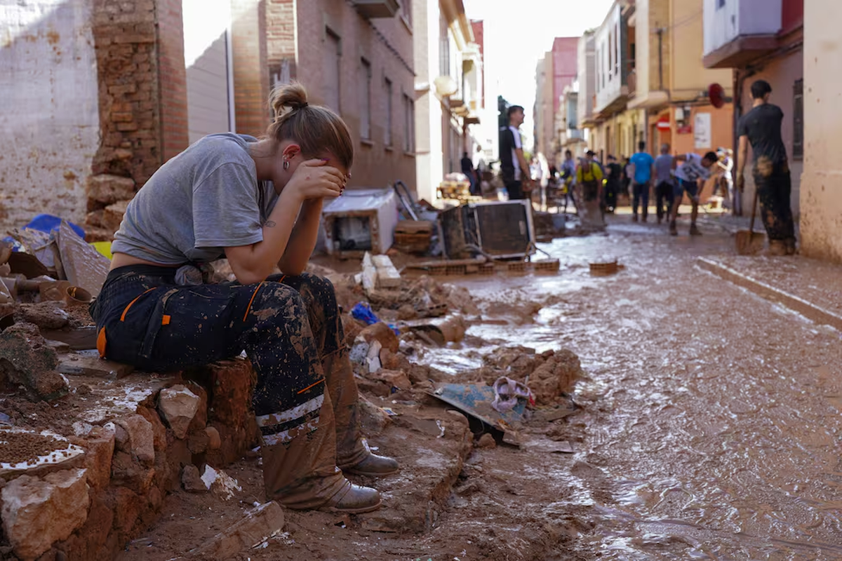Una mujer visiblemente emocionada coge fuerzas para seguir con la limpieza en Paiporta, cerca de Valencia.. Una mujer visiblemente emocionada coge fuerzas para seguir con la limpieza en Paiporta, cerca de Valencia..
