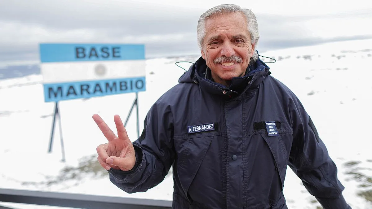 Alberto Fernández en un viaje a la Antártida, donde Javier Milei logró una victoria aplastante y Sergio Massa solo sacó 5 votos. Alberto Fernández en un viaje a la Antártida, donde Javier Milei logró una victoria aplastante y Sergio Massa solo sacó 5 votos.