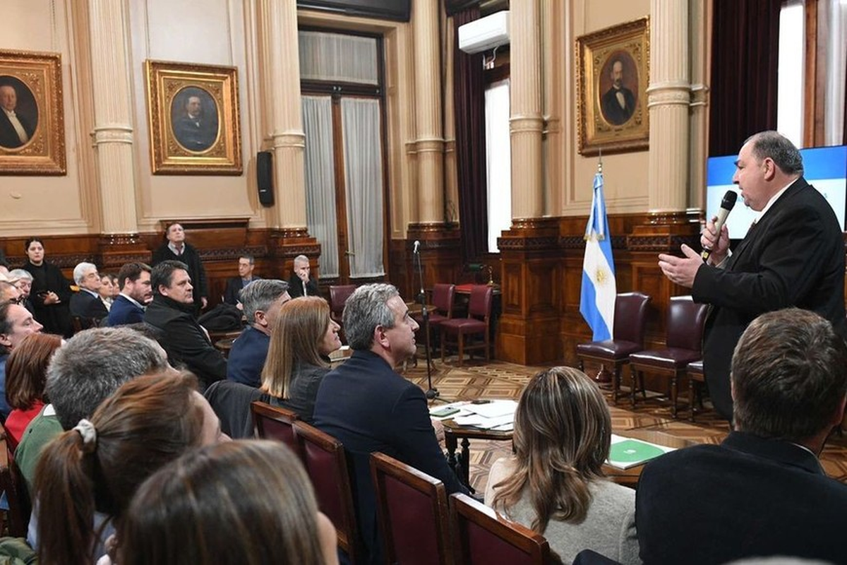 El gobernador de Santa Fe expuso la problem&aacute;tica del transporte en el Congreso.&nbsp;