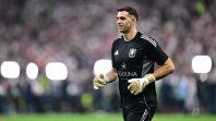 El Dibu Martínez trabaja con la mano derecha inmovilizada mientras acelera su recuperación para llegar al debut de la Selección Argentina ante Argelia. El Dibu Martínez trabaja con la mano derecha inmovilizada mientras acelera su recuperación para llegar al debut de la Selección Argentina ante Argelia.