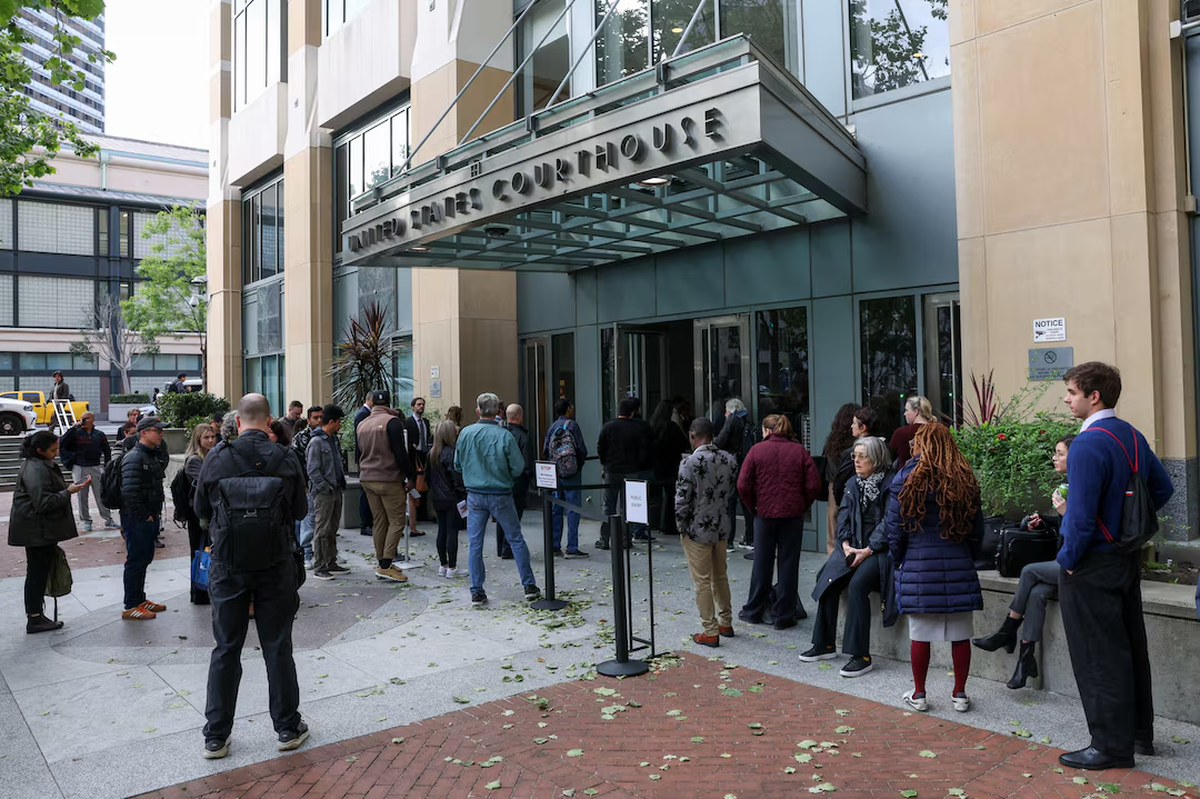 Personas hacen fila para entrar a un tribunal federal el día de la selección del jurado para el juicio en la demanda de Elon Musk por la conversión con fines de lucro de OpenAI en Oakland, California. Imágen de Reuters. Personas hacen fila para entrar a un tribunal federal el día de la selección del jurado para el juicio en la demanda de Elon Musk por la conversión con fines de lucro de OpenAI en Oakland, California. Imágen de Reuters.