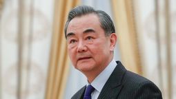 China, vía su canciller Wang Yi, dijo que la relación con Rusia sigue firme como una roca.