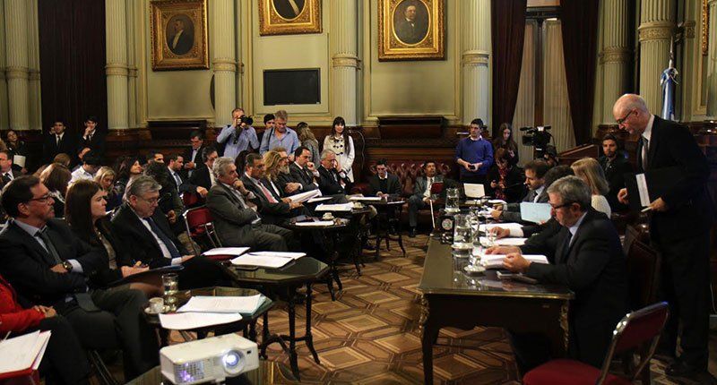 Recinto repleto en la reunión en el Senado de las comisiones de Presupuesto y Hacienda; y de Sistemas, Medios de Comunicación y Libertad de Exprsión. (foto Juan Carlos Casas)