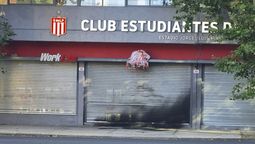 Una de las puertas delestadio de Estudiantes de La Plata fue atacada con una bomba molotov sobre unode los ingresos a la zona de palcos y plateas. (Foto: Télam)