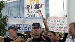 altText(Javier Milei lo hizo: Inédita protesta de las 5 Fuerzas Federales)}