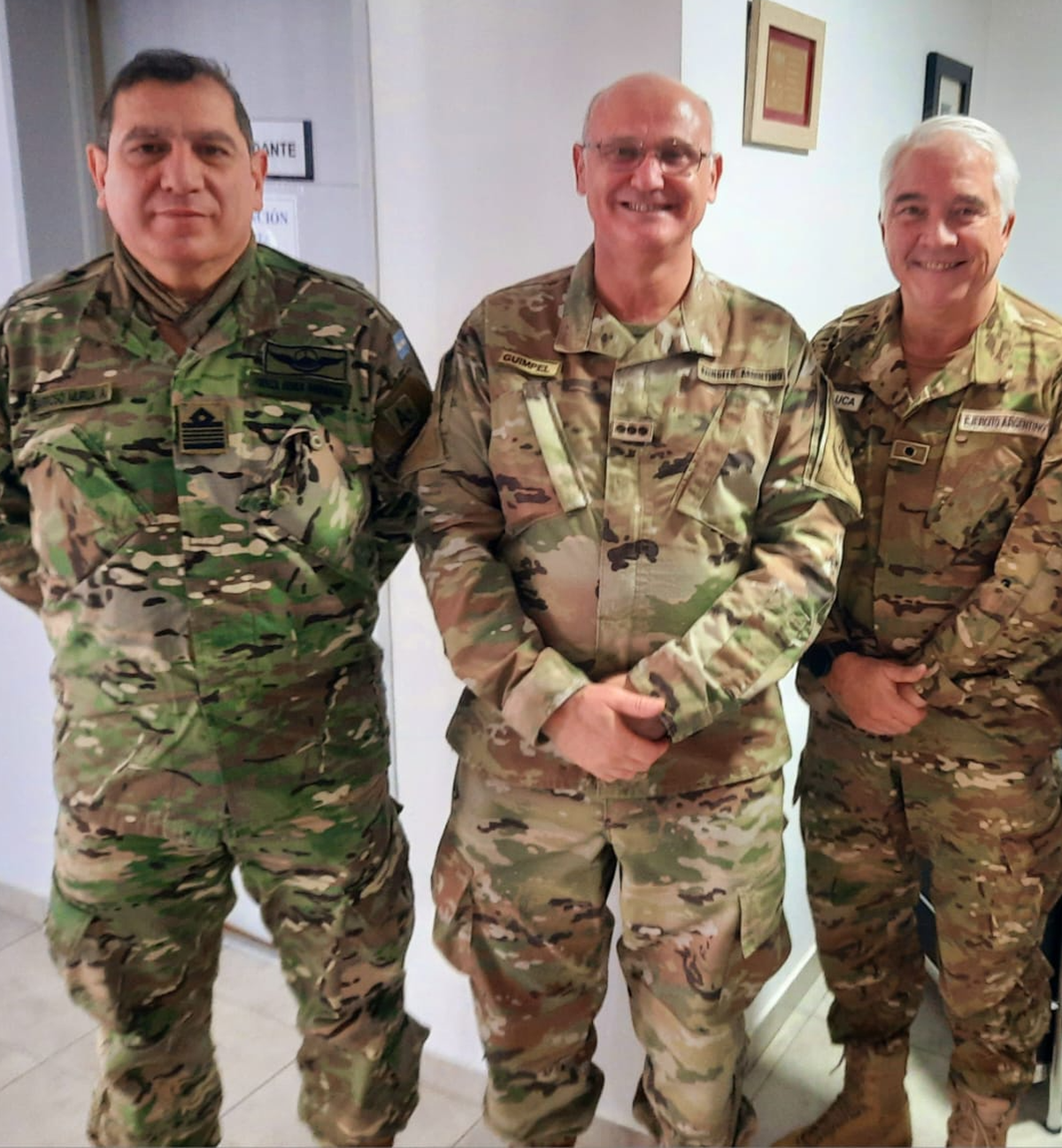 Dicen que hay que mirar las insignias en el pecho... Dicen que hay que mirar las insignias en el pecho...