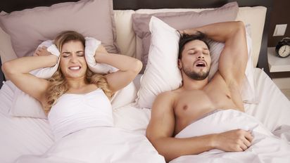 Ideas para que los ronquidos no acaben con el sexo, según expertos