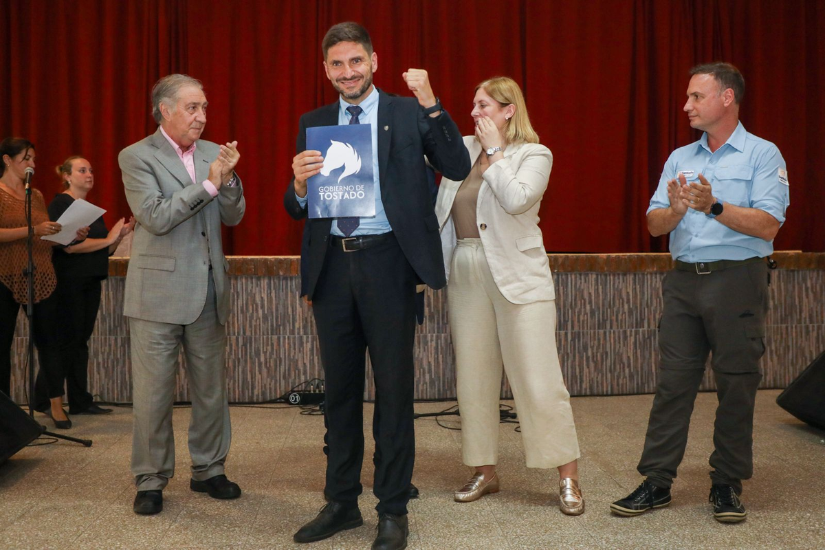 Maximiliano Pullaro, es el gobernador de Santa Fe y tiene muy buena relación con Córdoba. Maximiliano Pullaro, es el gobernador de Santa Fe y tiene muy buena relación con Córdoba.