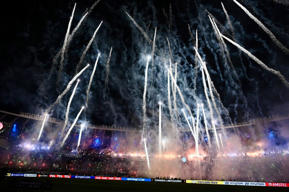 La Academia rompió el protocolo y brindó un recibimiento memorable La Academia rompió el protocolo y brindó un recibimiento memorable