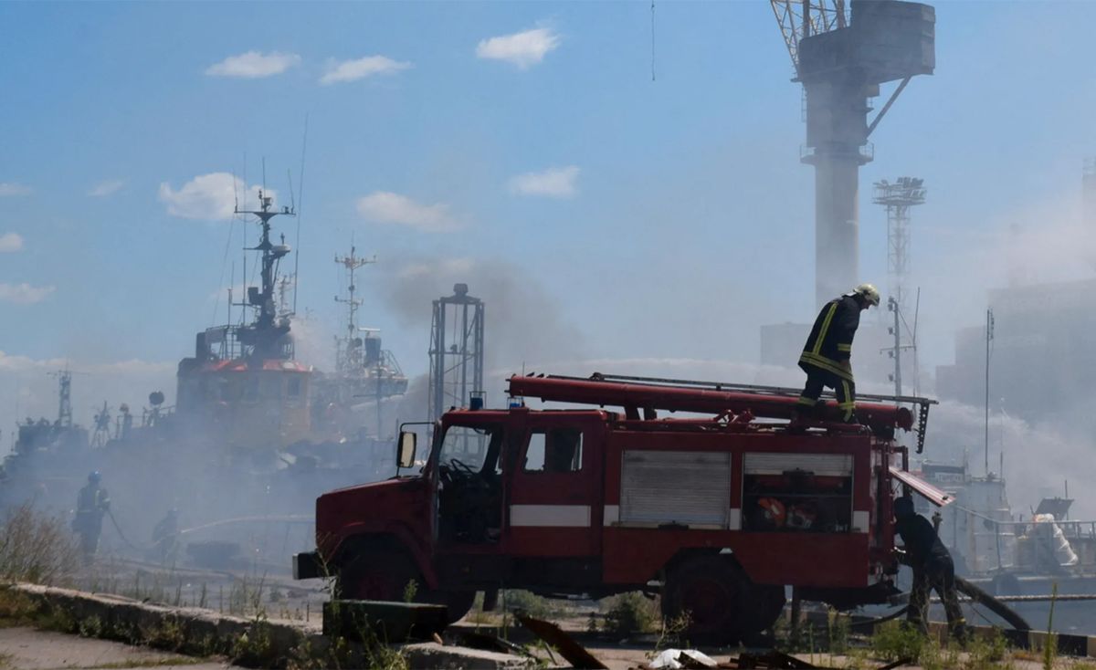 Bomberos donde cayeron misiles rusos en el puerto de Odesa, al día siguiente de la firma de acuerdos sobre la exportación de grano ucraniano desde los puertos del Mar Negro.