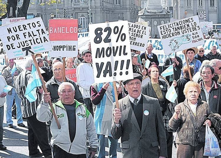Todos los miércoles en el Congreso grupos de jubilados protestan reclamando el 82% móvil