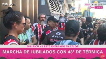 Hinchas de Chacarita en la marcha de jubilados. Hinchas de Chacarita en la marcha de jubilados.