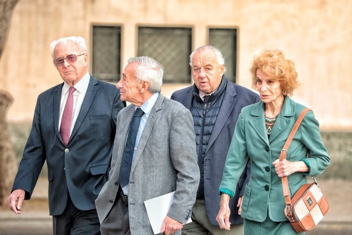 Rafael Gutiérrez, Roberto Falistocco, Eduardo Spuler y María Angélica Gastaldi llegando a la reunión. Foto El Litoral. Rafael Gutiérrez, Roberto Falistocco, Eduardo Spuler y María Angélica Gastaldi llegando a la reunión. Foto El Litoral.