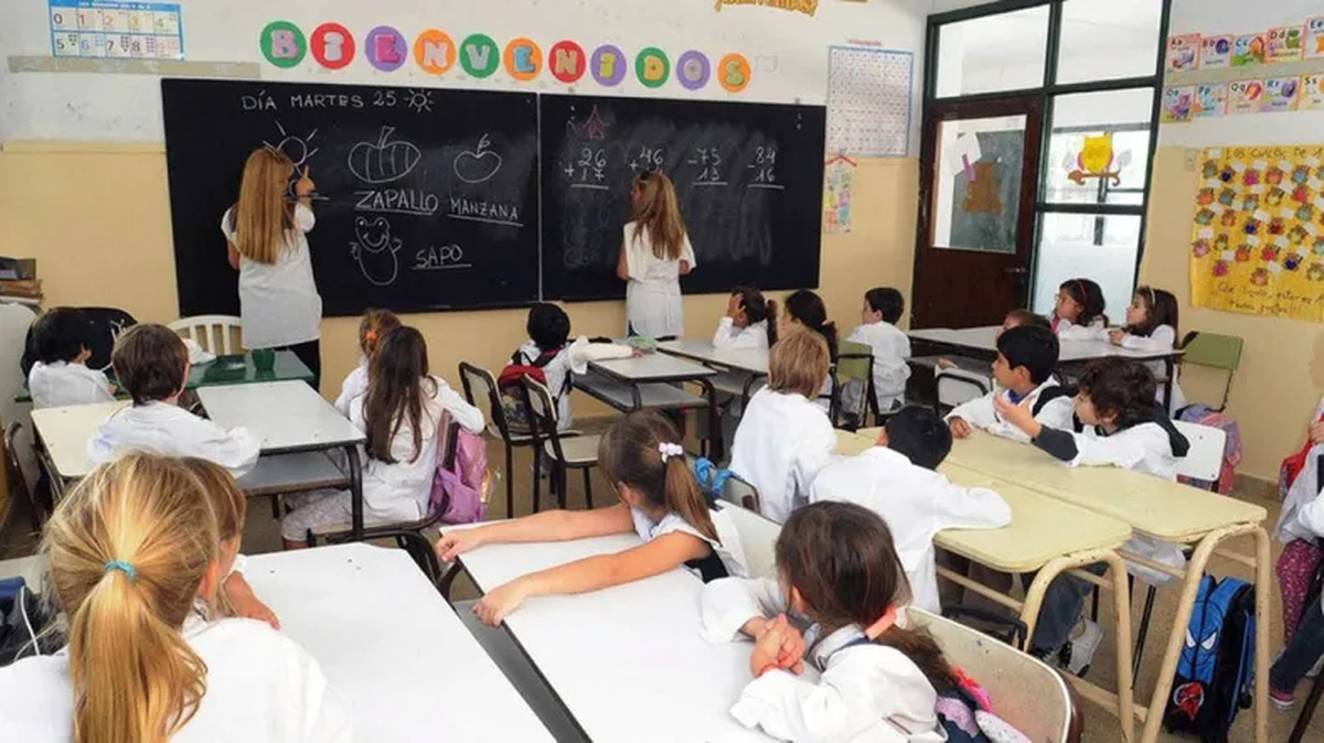 Los sueldos en educación decayeron muchísimo en el último tiempo. Los sueldos en educación decayeron muchísimo en el último tiempo.