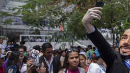 altText(Nayib Bukele, ídolo libertario, cada vez parecido a Daniel Ortega)}