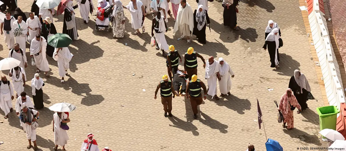 Personal sanitario retira a un peregrino en camilla en una imagen del pasado domingo.Imagen: FADEL SENNA/AFP/Getty Images Personal sanitario retira a un peregrino en camilla en una imagen del pasado domingo.Imagen: FADEL SENNA/AFP/Getty Images
