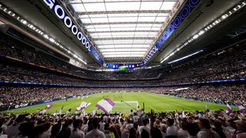 Real Madrid prepara al Bernabeu para una Navidad inmersiva dentro del campo de juego