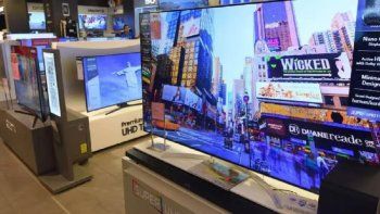 Supermercado causa furor con descuentos del 40% en televisores