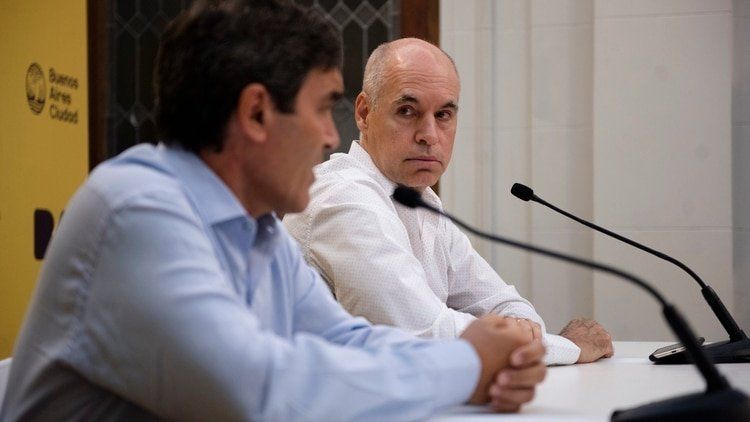 El jefe de Gobierno porteño, Horacio Rodríguez Larreta con el ministro de Salud la ciudad de Buenos Aires, Fernán Quirós.