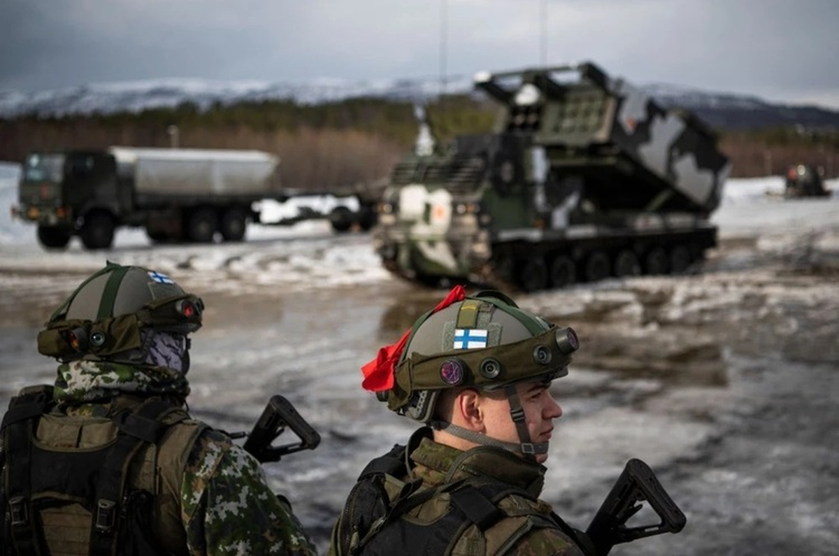Soldados finlandeses frente al M270 MLRS