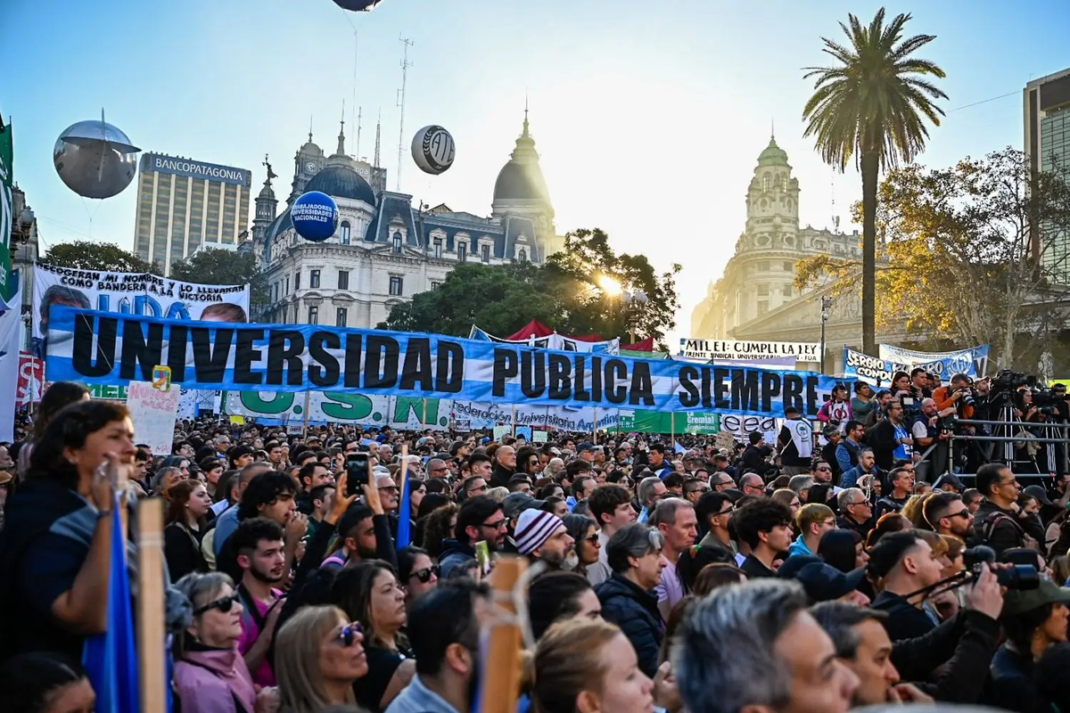 Las redes destrozaron a Fantino, acusándolo de defender el ajuste educativo y desconocer la movilidad social universitaria. Foto: El Destape Las redes destrozaron a Fantino, acusándolo de defender el ajuste educativo y desconocer la movilidad social universitaria. Foto: El Destape