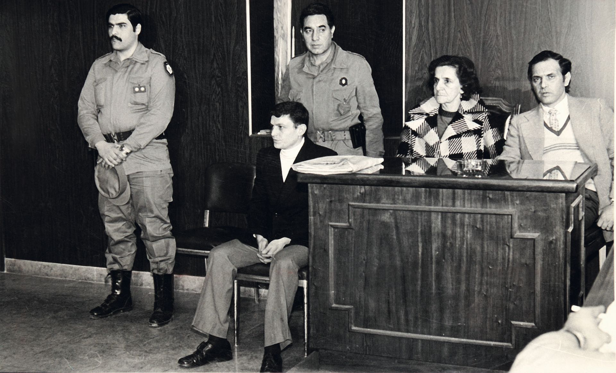 Robledo Puch fue condenado a cadena perpetua tras declararlo culpable de diversos crímenes, entre ellos, once asesinatos. Cumple su condena en el penal de Sierra Chica y solicitó su libertad (y hasta la inyección letal) varias veces. Robledo Puch fue condenado a cadena perpetua tras declararlo culpable de diversos crímenes, entre ellos, once asesinatos. Cumple su condena en el penal de Sierra Chica y solicitó su libertad (y hasta la inyección letal) varias veces.