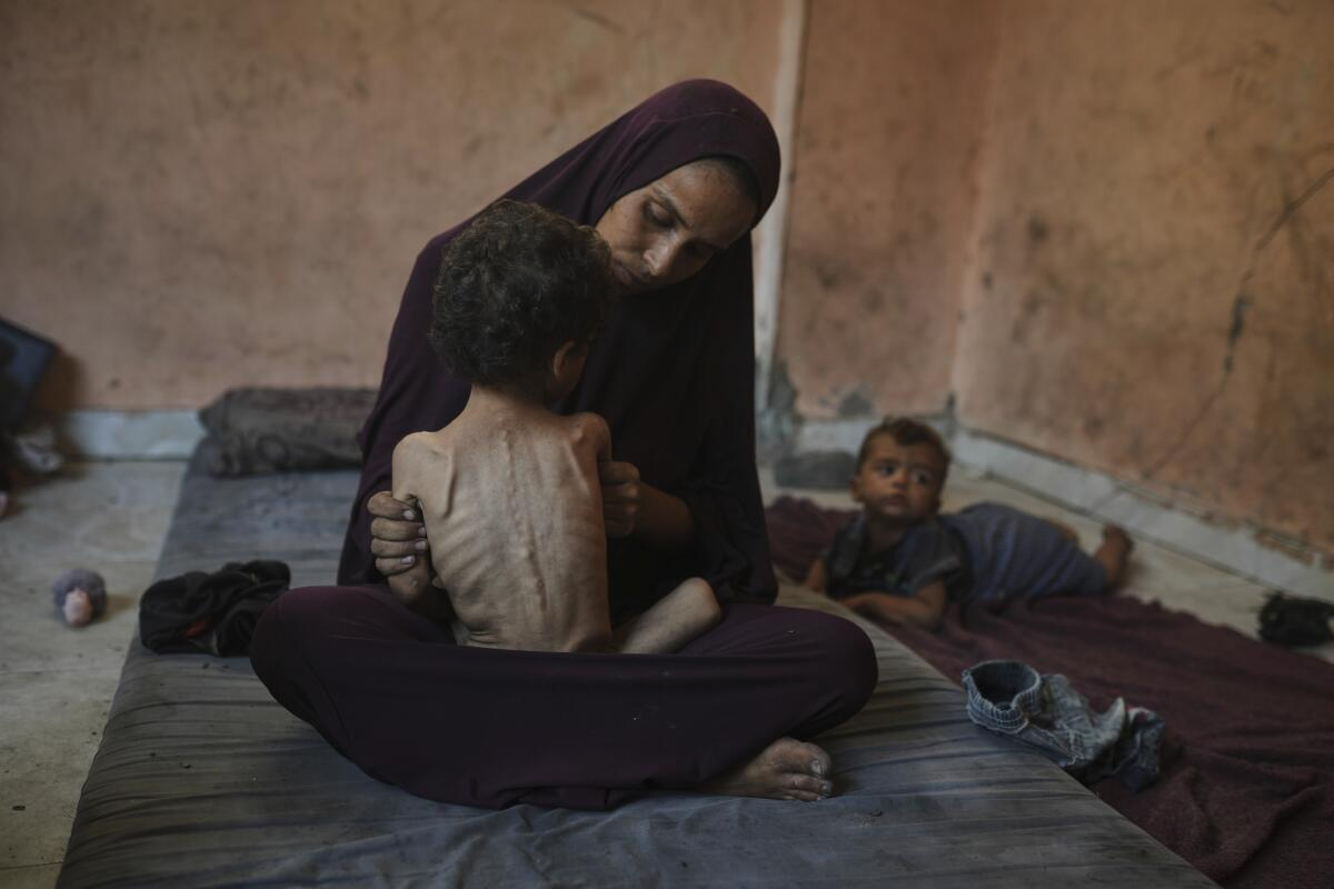 El martirio de la población civil de Gaza, del personal humanitario y de los propios periodistas, quienes tienen que beber agua con barro por la falta de potable y están muriendo de hambre | FOTO GENTILEZA LOS ÁNGELES TIMES El martirio de la población civil de Gaza, del personal humanitario y de los propios periodistas, quienes tienen que beber agua con barro por la falta de potable y están muriendo de hambre | FOTO GENTILEZA LOS ÁNGELES TIMES