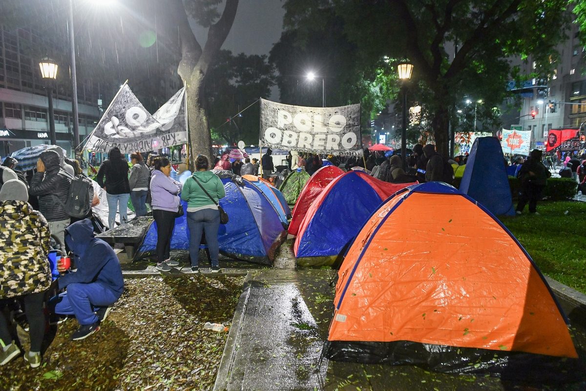 La izquierda complicó el centro porteño hasta que decidió salir de Acción Social y luego levantar el acampe La izquierda complicó el centro porteño hasta que decidió salir de Acción Social y luego levantar el acampe