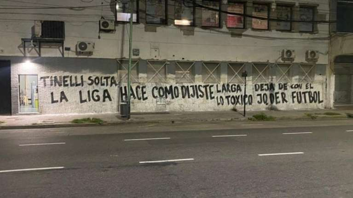 Pintadas amenazantes contra Marcelo Tinelli en Avenida San Juan.