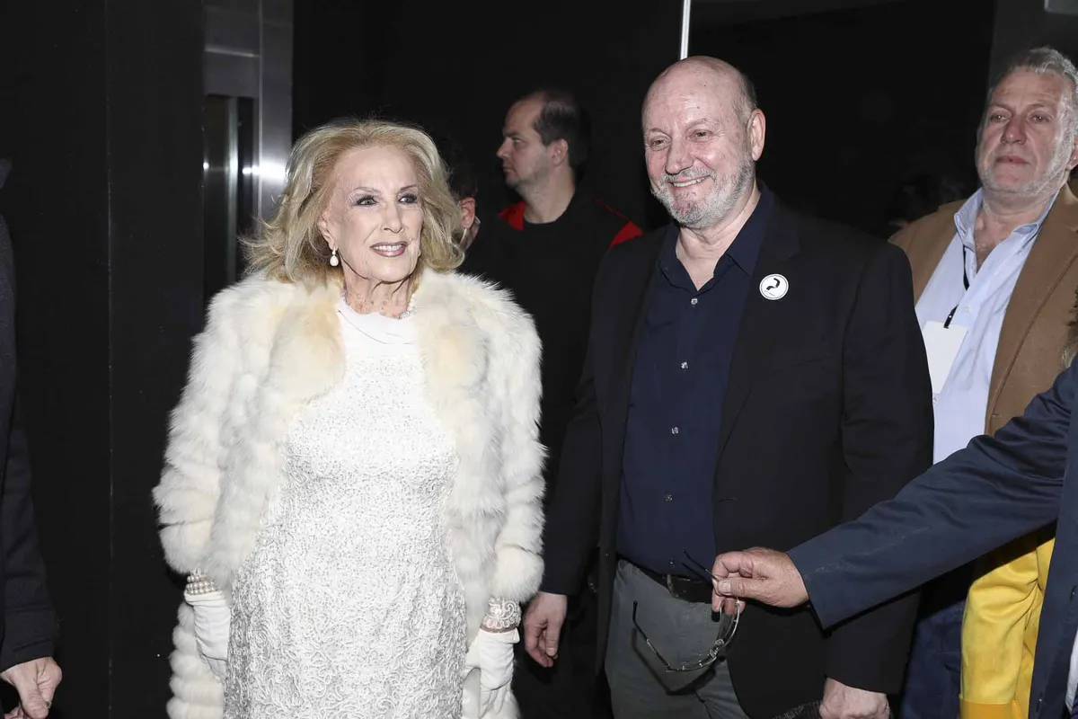Mirtha Legrand acompañó a Juan José Campanella en la inauguración de su nuevo teatro.