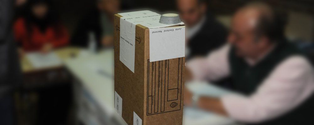 Ejemplo idéntico se refleja en la mesa 1149, de la escuela EST 1 de Andrade al 800. Allí  también, una misma presidente de mesa certificó la validez del certificado de escrutinio que arrojó 119 votos para Insaurralde,  121 para Mussi y 67 para Gutierrez;