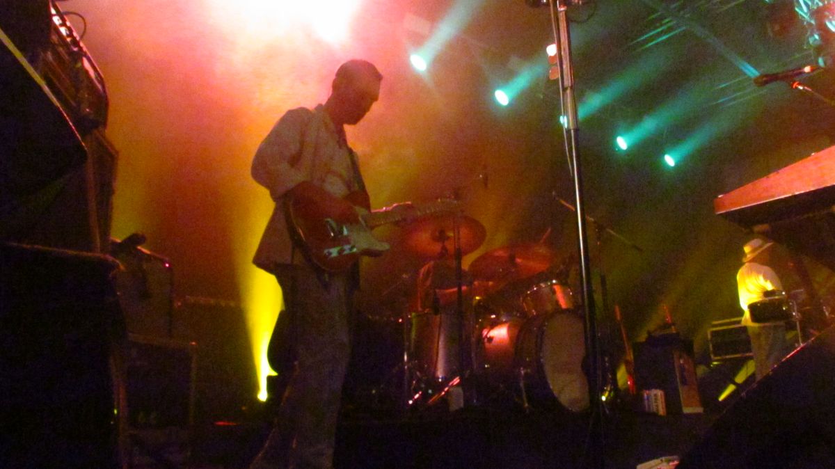 Owen Clarke, versátil como siempre en sus cualidades multinstrumentistas. (Fotografía cortesía de Diego Fernandez)