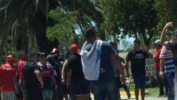 altText(Tras la caída en el clásico, los hinchas del ‘Rojo’ explotaron contra el plantel en Villa Domínico)}