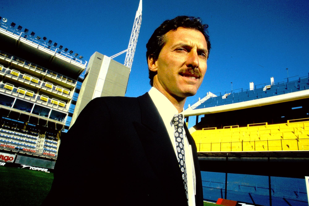 Cuando decidió incursionar en política por primera vez lo hizo en Boca Juniors, el club de sus amores. Su mandato significó una de las mejores eras para el club y la experiencia le otorgó habilidades que más tarde aplicaría en su escalada en el poder político nacional. Cuando decidió incursionar en política por primera vez lo hizo en Boca Juniors, el club de sus amores. Su mandato significó una de las mejores eras para el club y la experiencia le otorgó habilidades que más tarde aplicaría en su escalada en el poder político nacional.