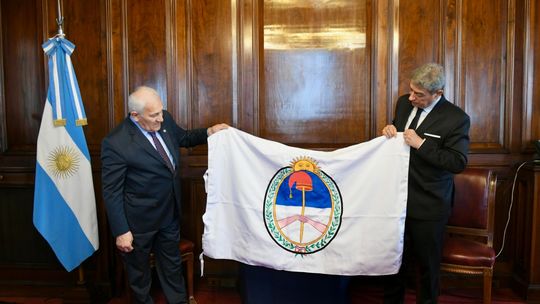 Manuel Belgrano y Horacio Rosatti con la Bandera Nacional de la Libertad Civil.