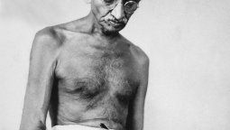 altText(Mahatma Gandhi dormía con su sobrina nieta: Inmoralidades de un símbolo de paz)}
