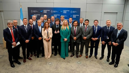 Los Milei con gobernadores aliados en París.