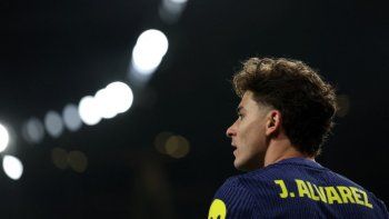 Julián Álvarez quedó en el centro del mercado tras la oferta de Real Madrid, el rechazo del Atlético y el interés de Barcelona por meterse en la pelea. Julián Álvarez quedó en el centro del mercado tras la oferta de Real Madrid, el rechazo del Atlético y el interés de Barcelona por meterse en la pelea.