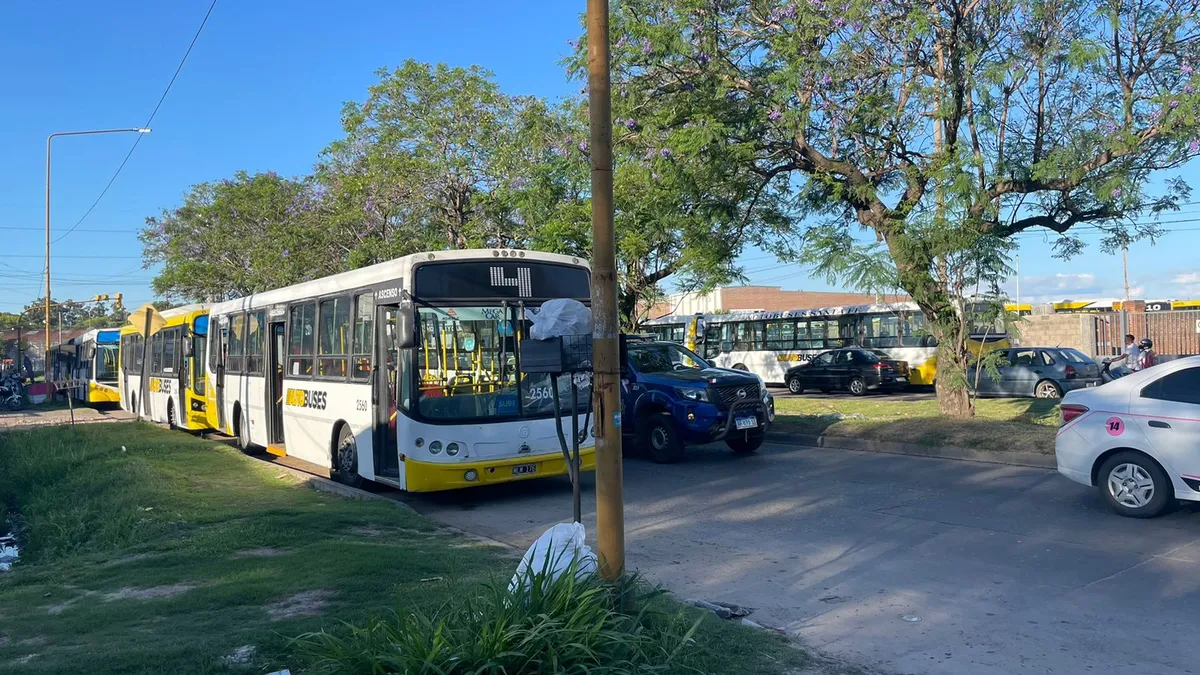 Los colectivos en la ciudad de Santa Fe continúan de paro. Los colectivos en la ciudad de Santa Fe continúan de paro.