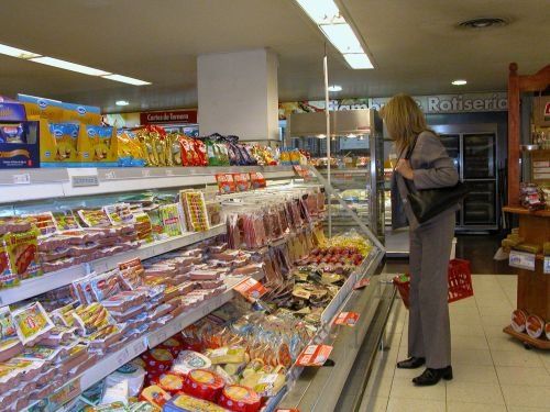 Góndola de supermercado: la de España es más barata.