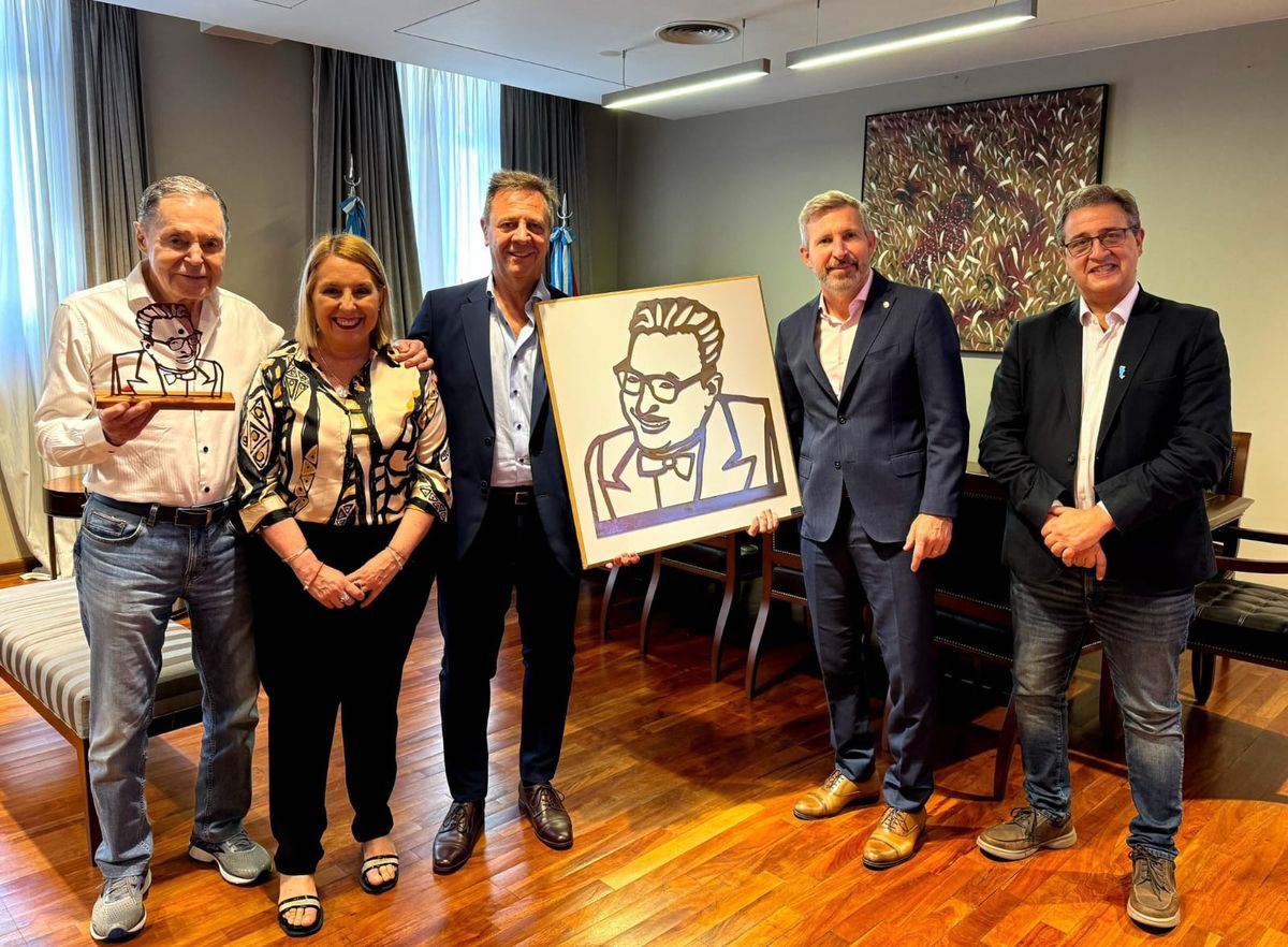 Rogelio Frigerio, Octavio Frigerio, Oscar Zago, María Cecilia Ibáñez y Eduardo Falcone, y la obra del artista Alejandro Marmo que retrata a Rogelio J. Frigerio, 'el Tapir'. Rogelio Frigerio, Octavio Frigerio, Oscar Zago, María Cecilia Ibáñez y Eduardo Falcone, y la obra del artista Alejandro Marmo que retrata a Rogelio J. Frigerio, 'el Tapir'.