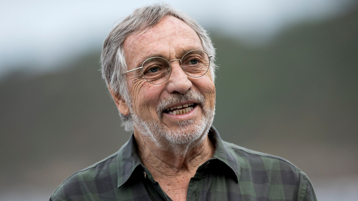 El tuit generó miles de reacciones con críticas a La Nación y al autor, Pablo Sirvén. Los usuarios cuestionaron la falta de respeto y defendieron el legado artístico del actor. Fuente: Hola El tuit generó miles de reacciones con críticas a La Nación y al autor, Pablo Sirvén. Los usuarios cuestionaron la falta de respeto y defendieron el legado artístico del actor. Fuente: Hola