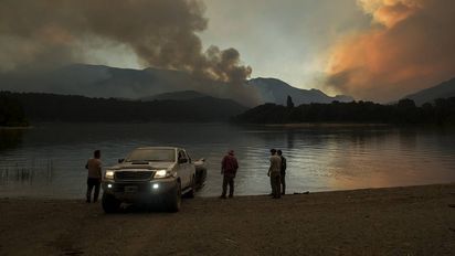 El incendio liquida bosques y los vecinos, a Juan Cabandié