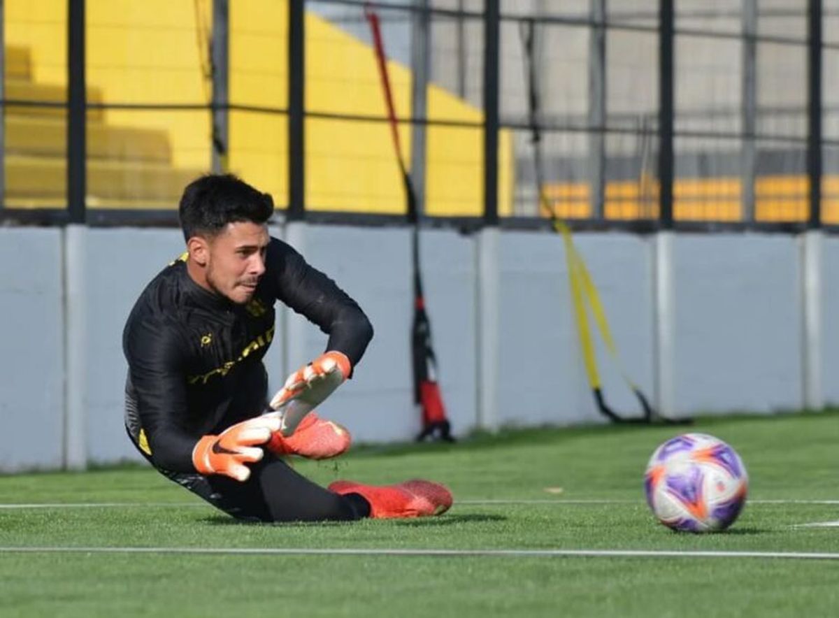 Mauricio Nievas, arquero de Deportivo Madryn, permanece internado bajo observación tras sufrir una descompensación durante un entrenamiento. Mauricio Nievas, arquero de Deportivo Madryn, permanece internado bajo observación tras sufrir una descompensación durante un entrenamiento.