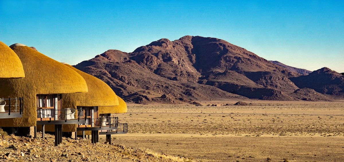 Un resort en el norte de Namibia, rodeado de desierto y silencio, expresa la energía del zodíaco ligada a la introspección, la intuición y los nuevos comienzos. Un resort en el norte de Namibia, rodeado de desierto y silencio, expresa la energía del zodíaco ligada a la introspección, la intuición y los nuevos comienzos.