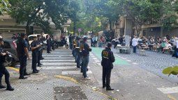 El operativo policial en las inmediaciones del domicilio de Adorni en Caballito durante la clase pública de estudiantes y docentes de la UBA.&nbsp;