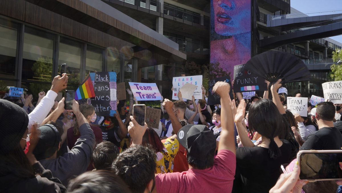 Huelga de los empleados de Netflix y una protesta cerca de su sede tras el especial The Closer de Dave Chappelle que contendría comentarios contra personas trans. 