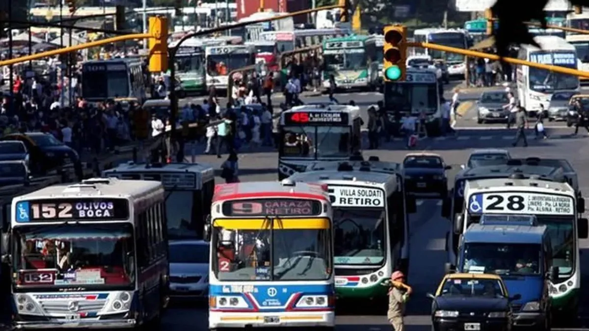 Los colectivos en el AMBA aumentan pero el servicio empeora. Los colectivos en el AMBA aumentan pero el servicio empeora.