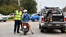 Agente policial realizando un control vehicular.