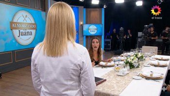La pregunta de Juana al ver el cuello de esta figura de El Trece